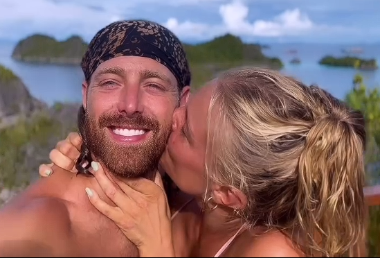 « Plus belle femme du Québec » : La conjointe de Jonathan Roy pose sans le haut, les réactions explosent chez les internautes 1 « Plus belle femme du Québec » : La conjointe de Jonathan Roy pose sans le haut, les réactions explosent chez les internautes Capture decran 2026 09 18 134900 « Plus belle femme du Québec » : La conjointe de Jonathan Roy pose sans le haut, les réactions explosent chez les internautes