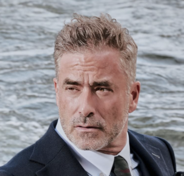 Benoît Gagnon ose un look très chic… dans une chaloupe! 2 Benoît Gagnon ose un look très chic… dans une chaloupe! Capture decran le 2026 09 10 a 13.23.20 Benoît Gagnon ose un look très chic… dans une chaloupe!
