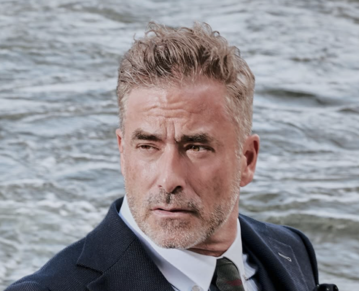 Benoît Gagnon ose un look très chic… dans une chaloupe! 2 Benoît Gagnon ose un look très chic… dans une chaloupe! Capture decran le 2026 09 10 a 13.23.20 Benoît Gagnon ose un look très chic… dans une chaloupe!