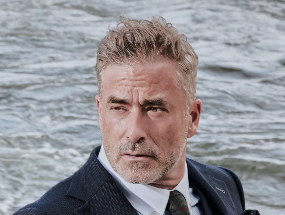 Benoît Gagnon ose un look très chic… dans une chaloupe! 1 Benoît Gagnon ose un look très chic… dans une chaloupe! Capture decran le 2026 09 10 a 13.23.20 Benoît Gagnon ose un look très chic… dans une chaloupe!
