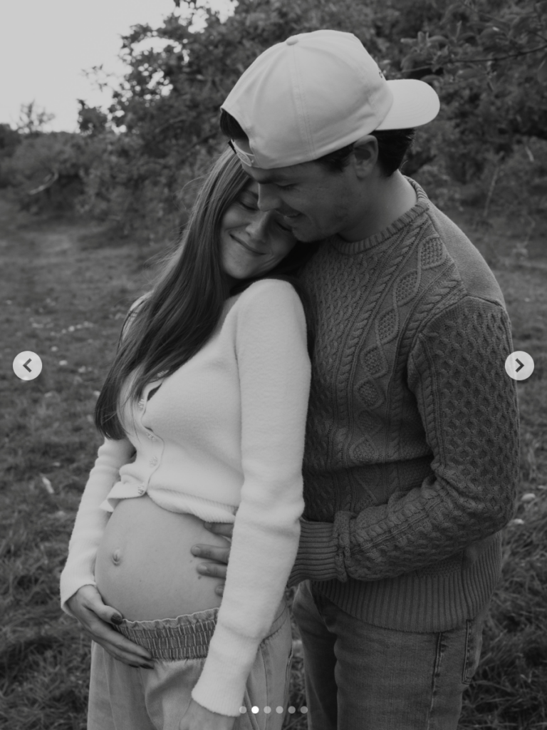 Capture le 2026 09 25 a 23.48.18 Une fille pour la fin janvier : Mika&euml;l Kingsbury et sa blonde agrandissent la famille (10) photos