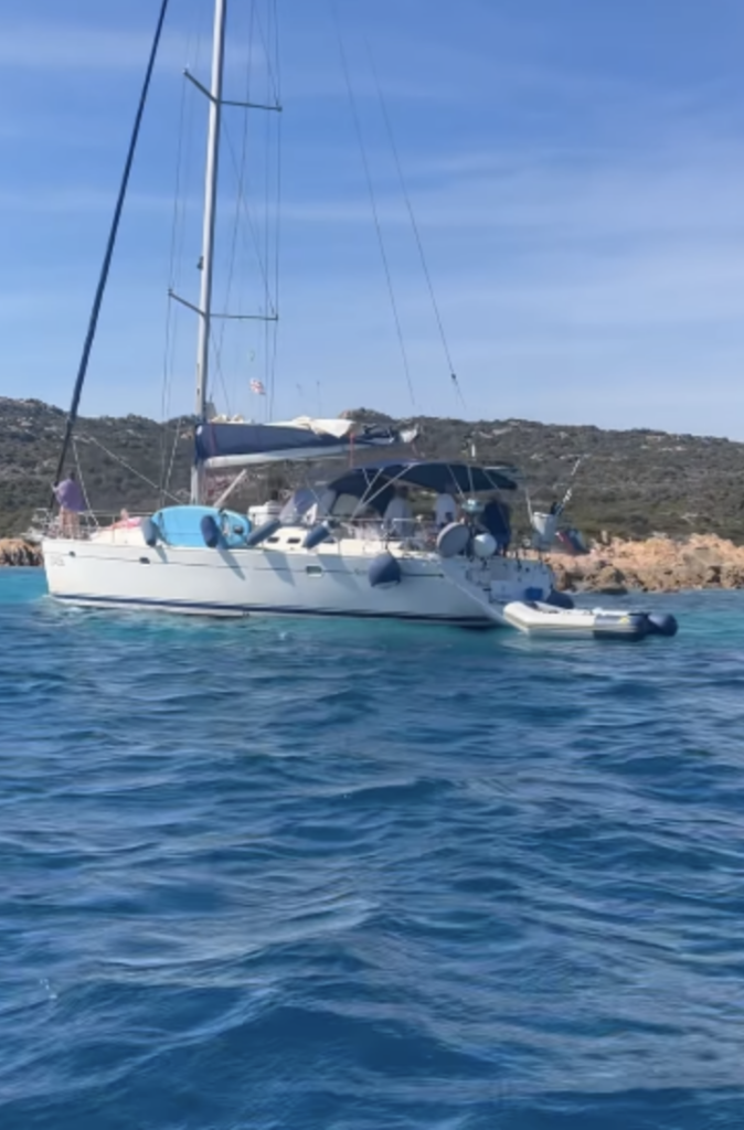 Capture le 2026 09 28 a 10.08.20 Claude Meunier et Virginie Coossa en Sardaigne : la s&eacute;rie de 10 photos qui enflamme tout le monde