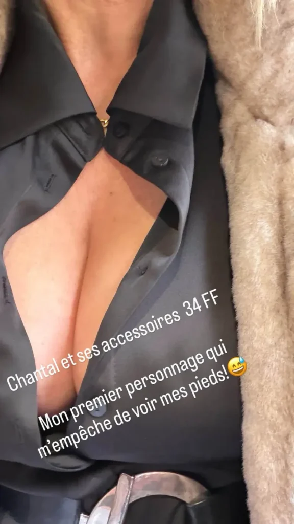 5888bddb 5fe4 4dd4 a70d e930a94edb29 768x1365 1 Caroline N&eacute;ron d&eacute;voile en riant le grand d&eacute;collet&eacute; de son personnage qui attire les regards