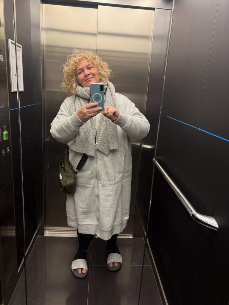 848195968 18639798076018037 8264573934238703999 n Guylaine Guay montre sa photo dans un ascenseur apr&egrave;s l&rsquo;op&eacute;ration&hellip; et &ccedil;a frappe (05)photos