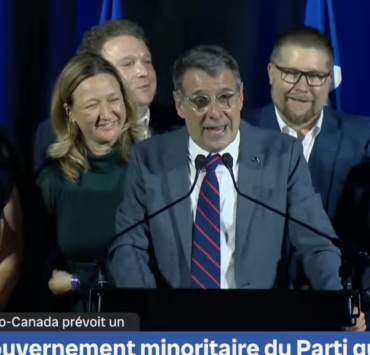 La soirée électorale bat son plein… le conjoint d’Éric Duhaime apparaît sur scène 3 La soirée électorale bat son plein… le conjoint d’Éric Duhaime apparaît sur scène Capture le 2026 10 06 a 14.37.38 La soirée électorale bat son plein… le conjoint d’Éric Duhaime apparaît sur scène