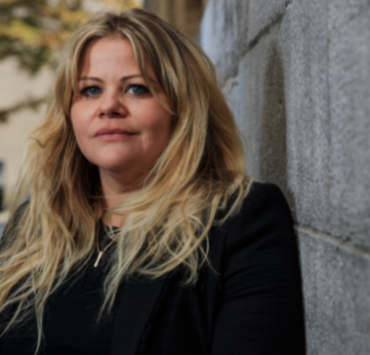 Capture le 2026 10 10 a 13.37.37 Voici la s&oelig;ur de Genevi&egrave;ve Schmidt, et leur ressemblance est tr&egrave;s frappante