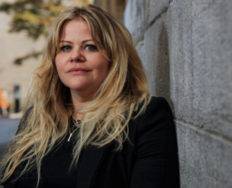 Capture le 2026 10 10 a 13.37.37 Voici la s&oelig;ur de Genevi&egrave;ve Schmidt, et leur ressemblance est tr&egrave;s frappante
