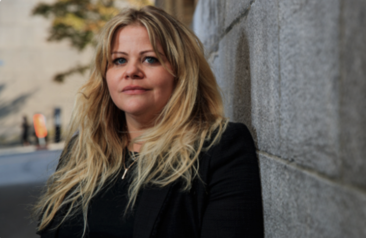 Capture le 2026 10 10 a 13.37.37 Voici la s&oelig;ur de Genevi&egrave;ve Schmidt, et leur ressemblance est tr&egrave;s frappante