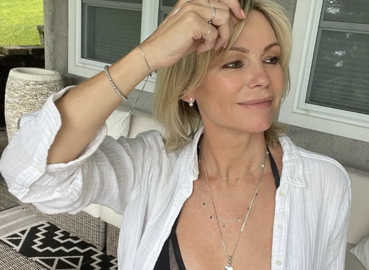 Capture le 2026 10 20 a 09.43.52 Caroline N&eacute;ron d&eacute;voile en riant le grand d&eacute;collet&eacute; de son personnage qui attire les regards