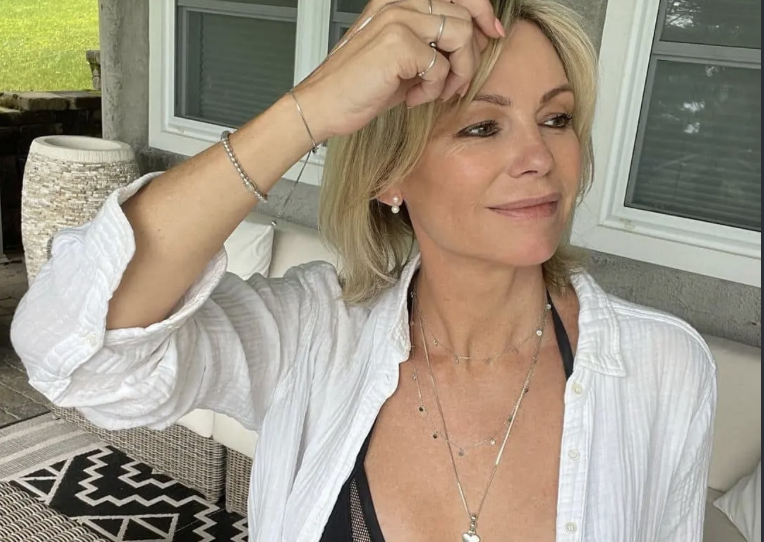 Capture le 2026 10 20 a 09.43.52 Caroline N&eacute;ron d&eacute;voile en riant le grand d&eacute;collet&eacute; de son personnage qui attire les regards