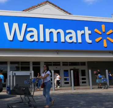 a452eb 20260323 a person with a shopping cart walks outside of a walmart store webp2000 Walmart annonce la fermeture prochaine de l'un de ses magasins achaland&eacute;s
