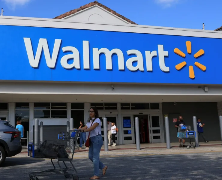 a452eb 20260323 a person with a shopping cart walks outside of a walmart store webp2000 Walmart annonce la fermeture prochaine de l'un de ses magasins achaland&eacute;s