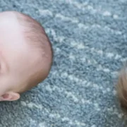 babys vergleichen buehne content 2100x900.jpg Les 20 pr&eacute;noms de b&eacute;b&eacute; qui ont explos&eacute; en 2025 au Canada&hellip; et vous allez reconna&icirc;tre les noms