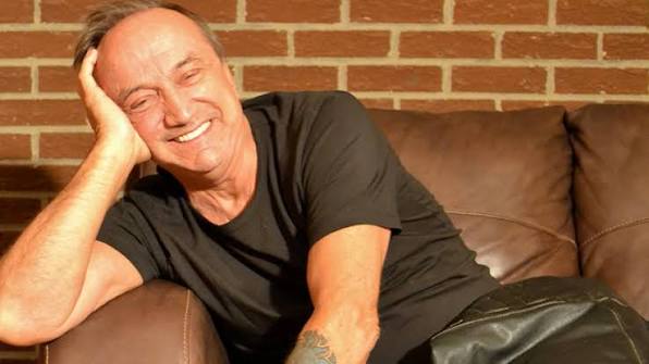 Claude Dubois débarque sur le plateau… et tout le monde est touché 1 Claude Dubois débarque sur le plateau… et tout le monde est touché bbh Claude Dubois débarque sur le plateau… et tout le monde est touché