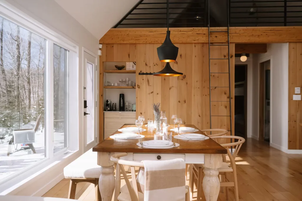 https cdn tor.buminteractif.com 2026 10 12175228 3a3d921e fce1 4b1e b06e 1cb6da37e09d.jpeg Le chalet de r&ecirc;ve de Marie-Soleil Dion et Laurence Nerbonne&hellip; en 16 photos qui donnent envie