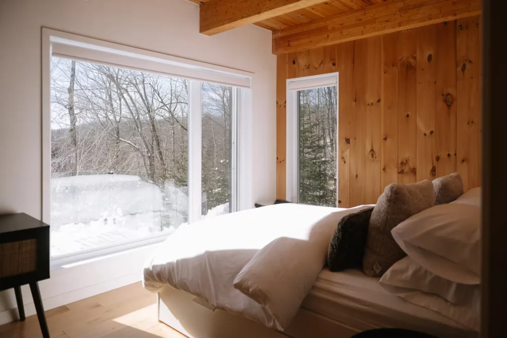 https cdn tor.buminteractif.com 2026 10 12175228 7c037cee e153 4c2e af22 75ef8dd1ede3.jpeg 1 Le chalet de r&ecirc;ve de Marie-Soleil Dion et Laurence Nerbonne&hellip; en 16 photos qui donnent envie