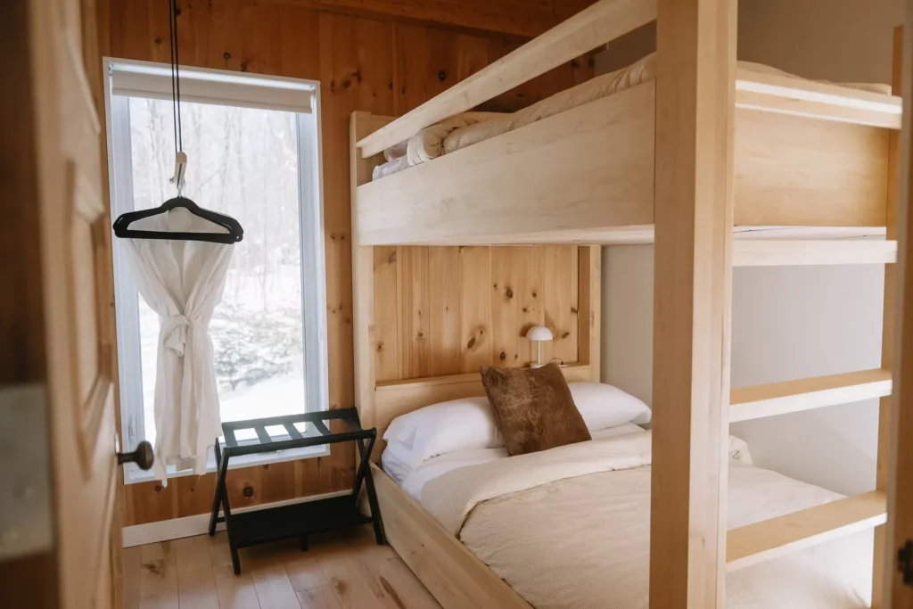https cn tor.buminteractif.com 2026 10 12175232 e85716ad 46b1 4987 ac81 b61315ba7e1b.jpeg Le chalet de r&ecirc;ve de Marie-Soleil Dion et Laurence Nerbonne&hellip; en 16 photos qui donnent envie